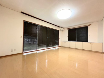 【居間・リビング】 | 百合ヶ丘サニーフラット | ◆家族で食卓を囲むダイニングスペースと、ソファでゆったりくつろぐリビングスペースがしっかり区切られているので家具の配置や用途を使いわけしやすいです。