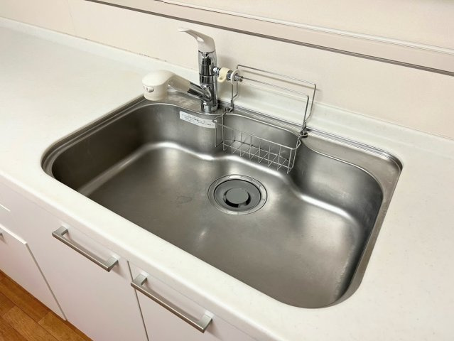 【キッチン】 | 百合ヶ丘サニーフラット | ◆浄水器一体型なのでシンクまわりがスッキリ！ハンドシャワー付きで便利。
