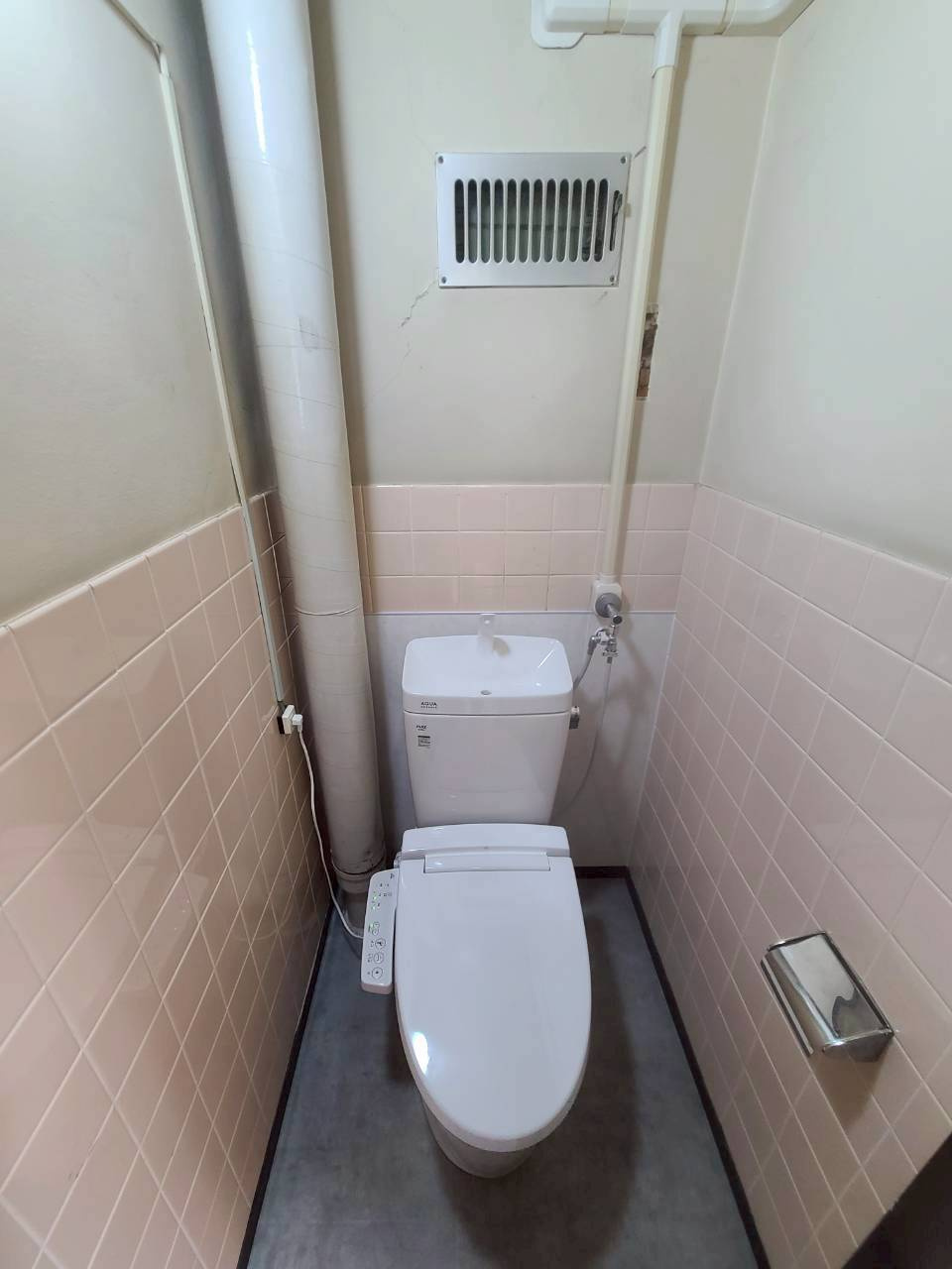 星陵台住宅一号棟のトイレ|トイレは新調しています。温水洗浄便座設置済。