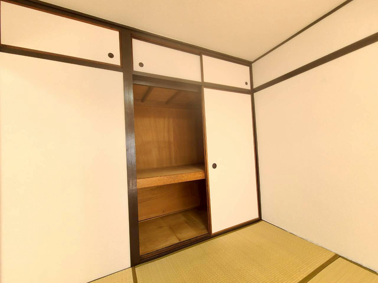 星陵台住宅一号棟の収納|リビング横和室の収納。天袋もありお荷物が多くても安心です。