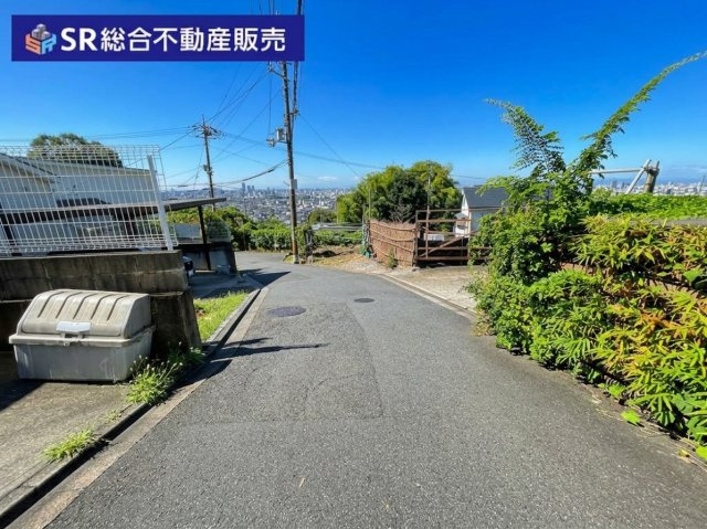上四条町中古戸建の前面道路含む現地写真|当日予約も大歓迎です！土日祝、雨の日やお子様連れのお客様の送迎も可能ですのでお気になさらずお問合せ下さい。お仕事終わりのお時間にも柔軟に対応致しますのでお気軽にお申し付け下さいませ。