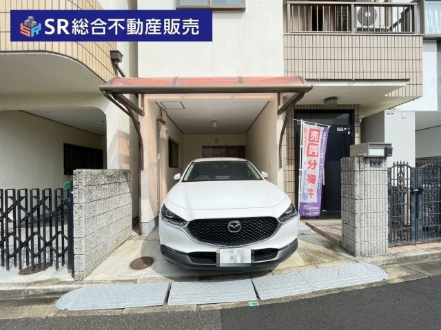 下六万寺町3丁目中古戸建の駐車場|お車をお持ちの方には嬉しい駐車場はビルトインガレージ（車種による）です！もちろん自転車・バイクも置けます。