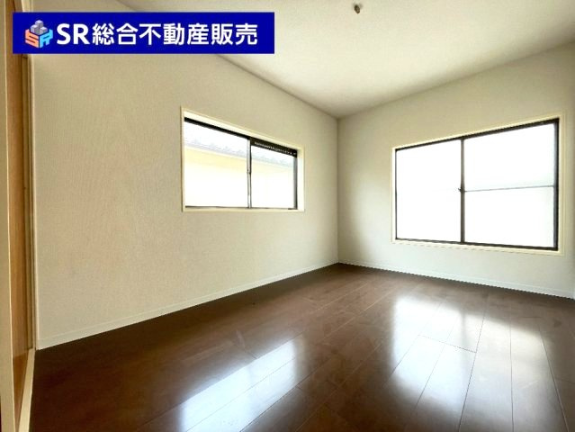 上六万寺町中古戸建の洋室|2階5.5帖洋室：使いやすい洋室です♪