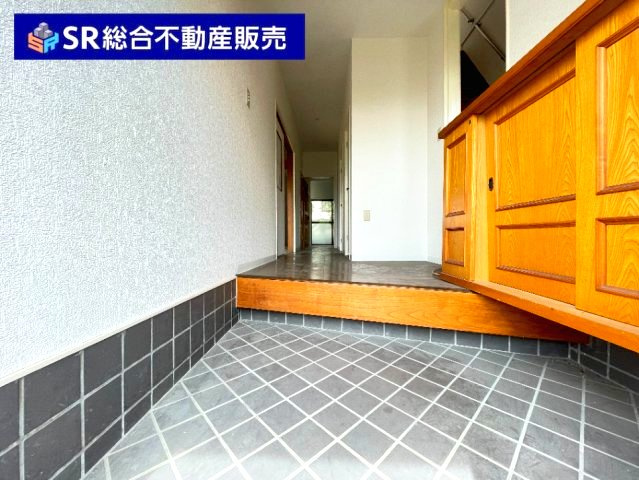 上六万寺町中古戸建の玄関|弊社は中古戸建のご紹介、その後のリフォームのご提案、
賃貸物件のご紹介、すべてご対応可能です。
お客様にあったプランをご提案致します。
まずはお問合せ下さいませ。