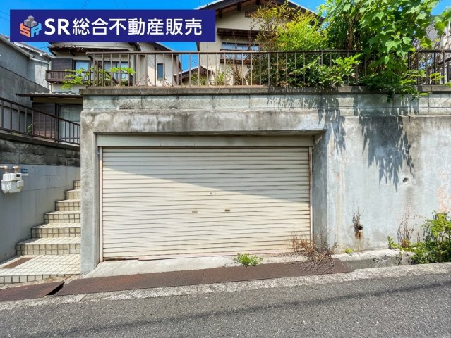 上六万寺町中古戸建の駐車場|お車をお持ちの方には必要な駐車場はシャッター付き車庫（車種による）です！大事なお車を雨風から守れます！