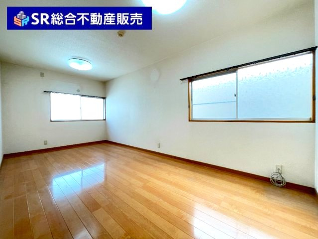 新池島町3丁目中古戸建の洋室|2F・洋室9.0帖。大きなベッドを置いても広々余裕があります♪
