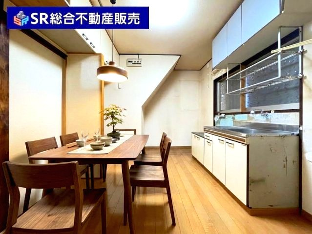新池島町3丁目中古戸建のキッチン|1F　5.0帖。ダイニングテーブルも置けるスペースがございます！（インテリアはAIイメージ）
