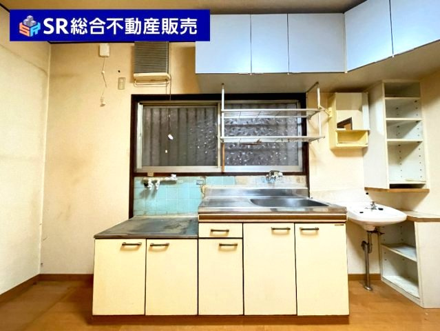 新池島町3丁目中古戸建のキッチン|上下に収納もあり、使いやすいキッチンです！