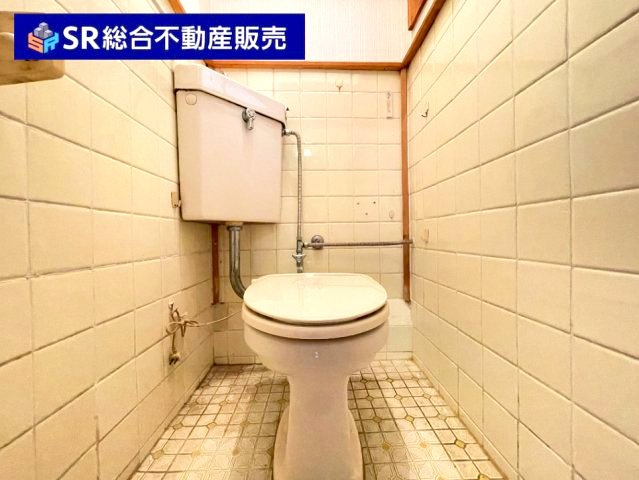 新池島町3丁目中古戸建のトイレ|温水洗浄便座付きトイレに交換もご相談ください！