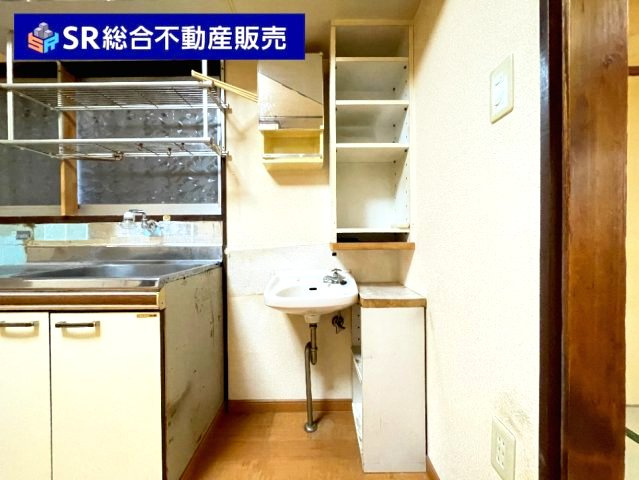 新池島町3丁目中古戸建の独立洗面台|コンパクトで使いやすい洗面所です