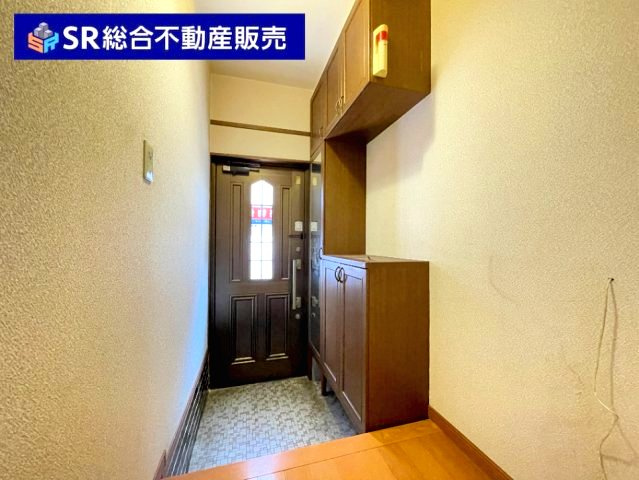 新池島町3丁目中古戸建の玄関|玄関には姿見付のシューズボックスもございます！