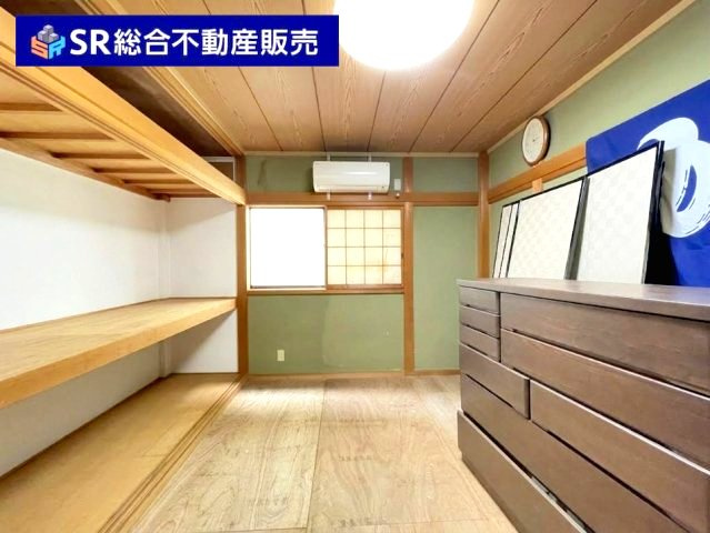 新町中古戸建の和室|2階6.0帖和室:客間としても使用できる和室です。大容量の押入れがあります。（AIで残置物除去済）