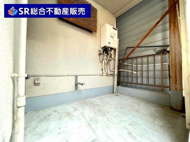 新町中古戸建のその他共用部分|玄関外にはアウトドア用品等の収納に便利なスペースがございます！（AIで残置物除去済）