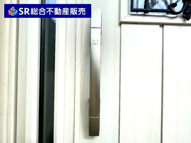 新町中古戸建の防犯設備|玄関はタッチキー式なのでスムーズに鍵の開け閉めができます◎
