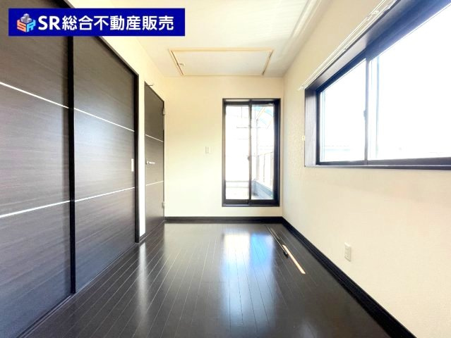 池島町2丁目中古戸建の子供部屋|2階5.0帖洋室：屋根裏収納へ出入りができる洋室です。子供部屋としていかがでしょうか