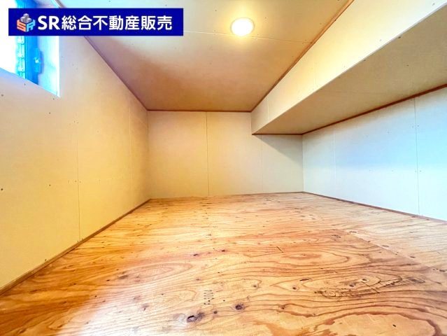 池島町2丁目中古戸建の収納|屋根裏収納にも窓があるので日中も明るいです★収納充実なのも嬉しいポイントです