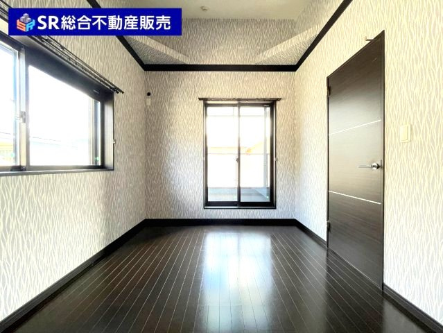 池島町2丁目中古戸建の寝室|2階6.0帖洋室：バルコニーへ出入りできる洋室です。大容量のクローゼットもございます