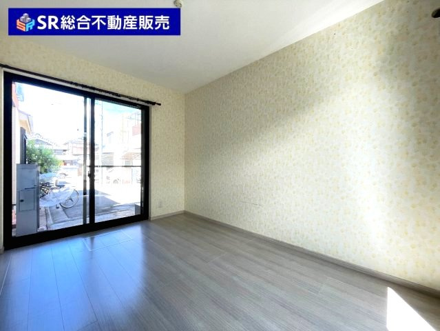 池島町2丁目中古戸建の洋室|シンプルな空間は家具の配置がしやすいです！
