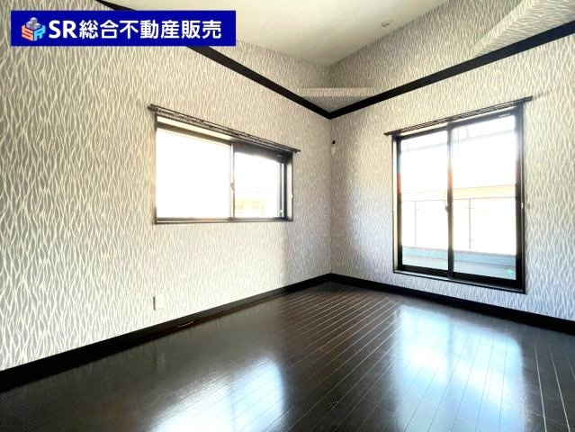 池島町2丁目中古戸建の寝室|幅広い用途に対応できるゆとりある空間です！
