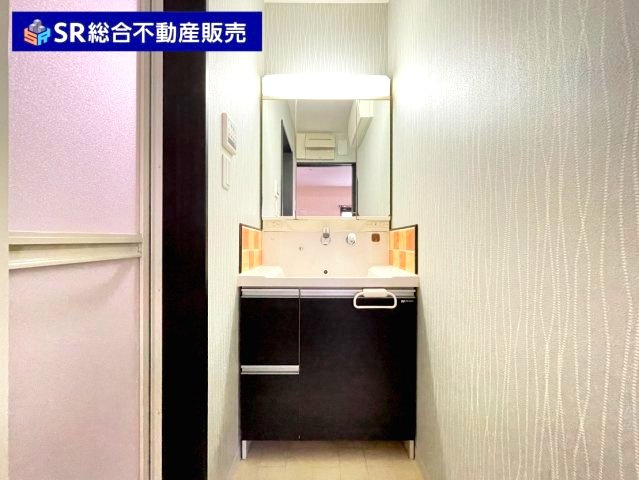 池島町2丁目中古戸建の独立洗面台|シャワー付☆三面鏡裏と下部に小物収納があり、洗面用具や日用品などの保管に便利です！
