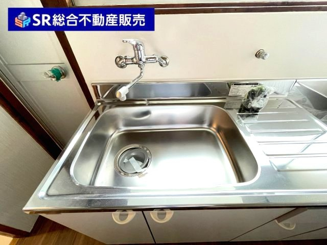 中石切町5丁目中古戸建のキッチン|ピカピカのシンクで新生活を気持ちよくスタートできます♪
