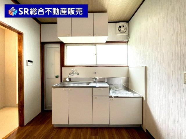 中石切町5丁目中古戸建のキッチン|壁付キッチンです☆窓があるので換気も良く、手元が明るくお料理できます！
