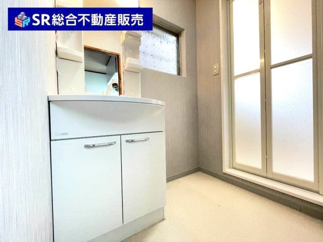 中石切町5丁目中古戸建の脱衣所|脱衣場には、独立洗面台もございます♪
