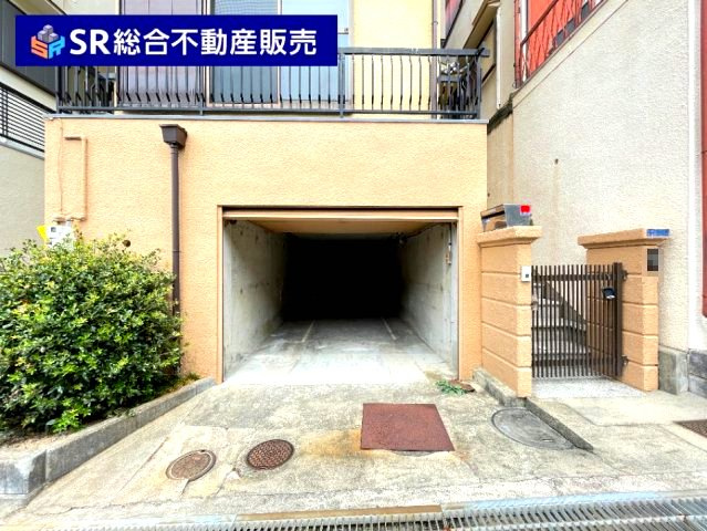 六万寺町1丁目中古戸建の駐車場|駐車場は、シャッター付き車庫です。盗難防止・大切なお車を雨風から守ります！
