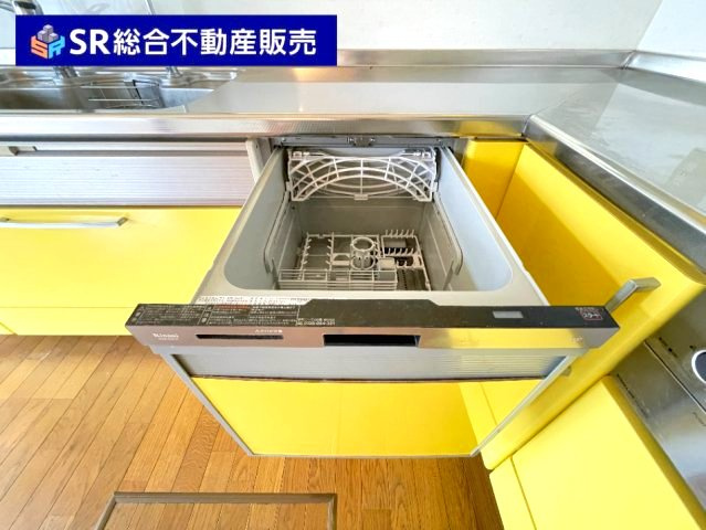 六万寺町1丁目中古戸建の設備|食洗機付なので、洗い物の手間が省けます♪
