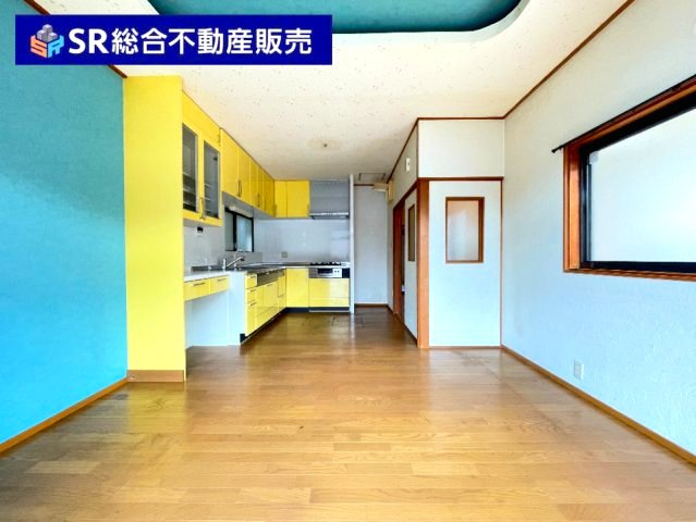 六万寺町1丁目中古戸建の居間・リビング|当日予約も大歓迎です！土日祝、雨の日やお子様連れのお客様の送迎も可能ですのでお気になさらずお問合せ下さい。お仕事終わりのお時間にも柔軟に対応致しますのでお気軽にお申し付け下さいませ。