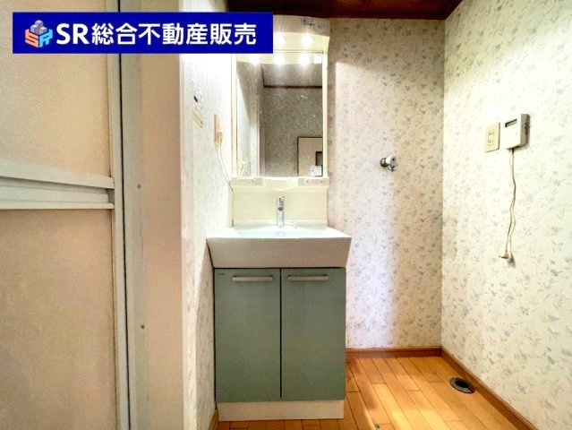 六万寺町1丁目中古戸建の独立洗面台|朝の身支度には欠かせない独立洗面台です。
