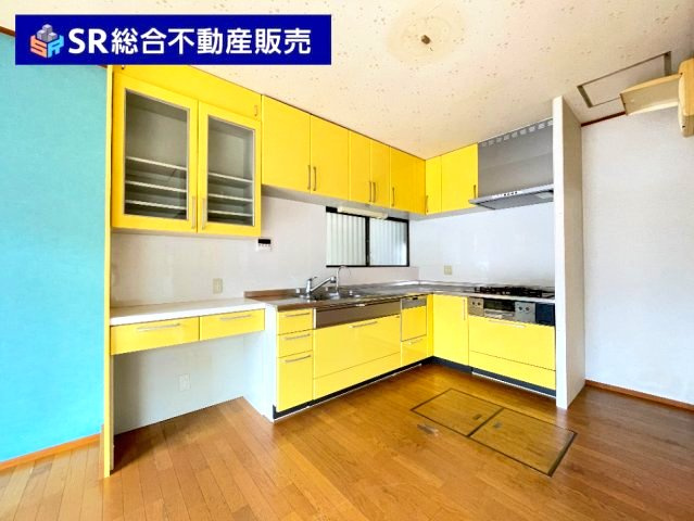 六万寺町1丁目中古戸建のキッチン|キッチンはL字型キッチンで使いやすく、快適にお料理できます♪