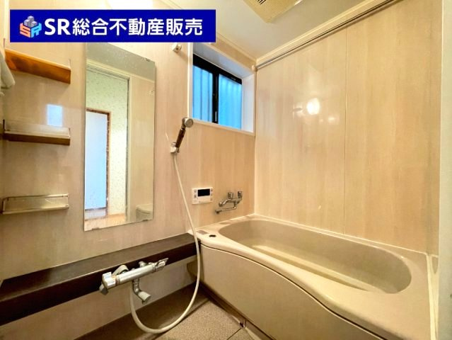 六万寺町1丁目中古戸建の浴室|足を伸ばしてゆったりと浸かれる浴槽です♪