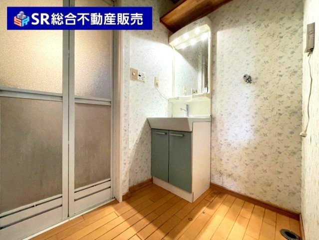 六万寺町1丁目中古戸建の脱衣所|朝の身支度には欠かせない独立洗面化粧台