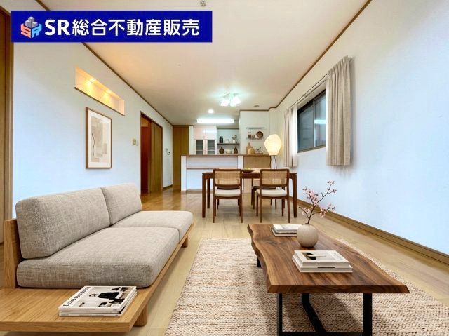 布市町2丁目中古戸建の居間・リビング|2Ｆリビングは広々17帖♪ご家族でゆったりとお過ごしいただけます♪（インテリアはAIイメージ）