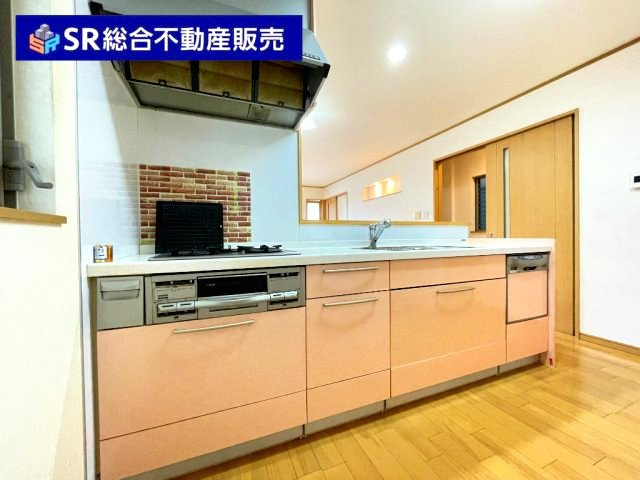 布市町2丁目中古戸建のキッチン|人気の高いカウンターキッチン♪配膳・片付けも楽で、快適にお料理できます！