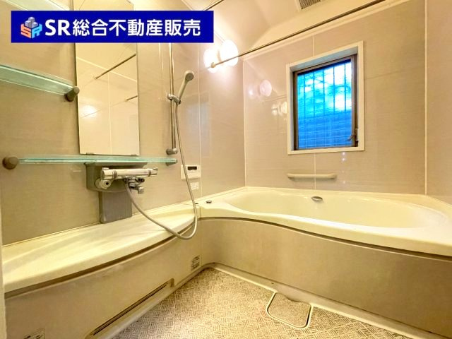 布市町2丁目中古戸建の浴室|足を伸ばしてゆったりと浸かれる浴槽です♪