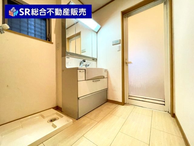 布市町2丁目中古戸建の脱衣所|独立洗面台、鏡の裏に小物を置くことができて便利です！