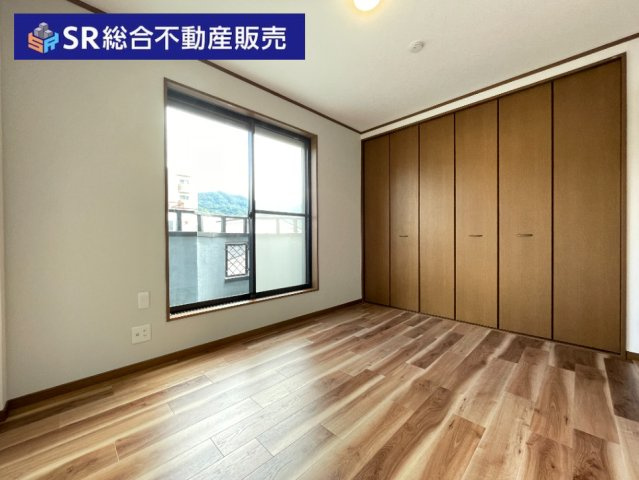 横小路町5丁目中古戸建の洋室|大きな収納付きの便利な洋室です！