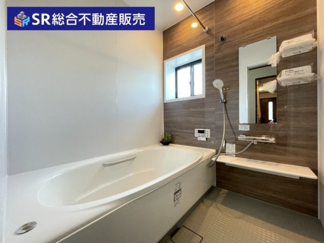 横小路町5丁目中古戸建の浴室|足を伸ばしてゆったりと浸かれる浴槽です♪
