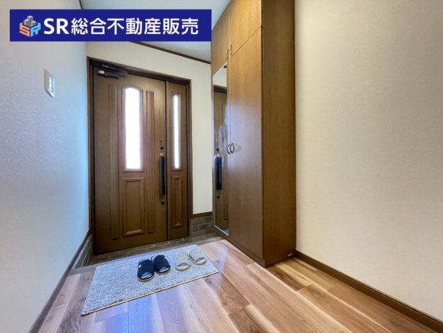 横小路町5丁目中古戸建の玄関|玄関には姿見付のシューズボックスもございます！
