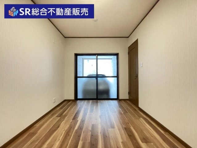 横小路町5丁目中古戸建の洋室|1F　5.5帖。大きな窓から明るい光が入ってきます！