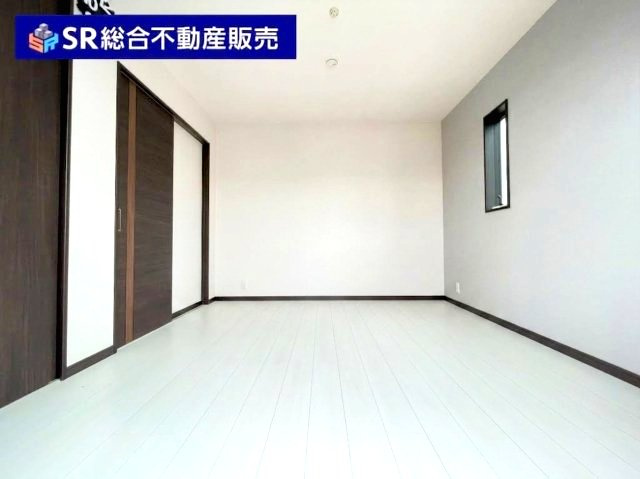 布市町3丁目中古戸建の寝室|バルコニーに面した明るい洋室です！（AIで残置物削除済）