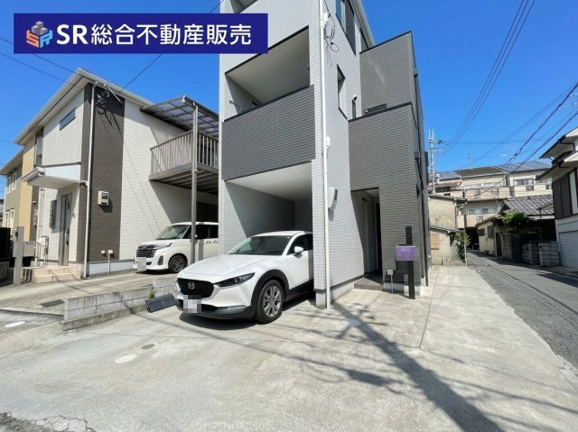 布市町3丁目中古戸建の駐車場|お車をお持ちの方には必要な駐車場は駐車スペース2台分（車種による、内1台平面駐車場スペース）です！ビルトインガレージで直接玄関と行き来できるので雨に濡れません！