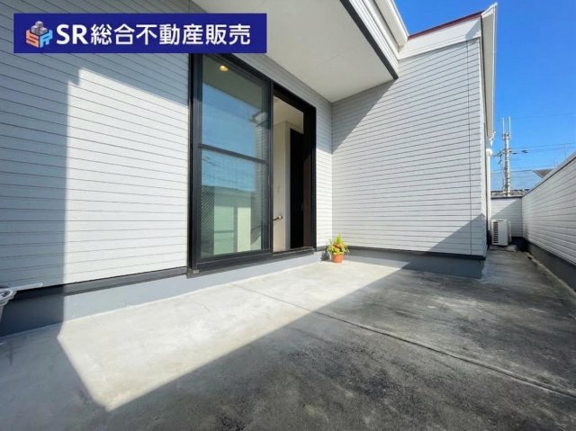 布市町3丁目中古戸建のバルコニー|L字型バルコニーで使い勝手が良く、陽当たり良好で洗濯物が乾きやすいです！