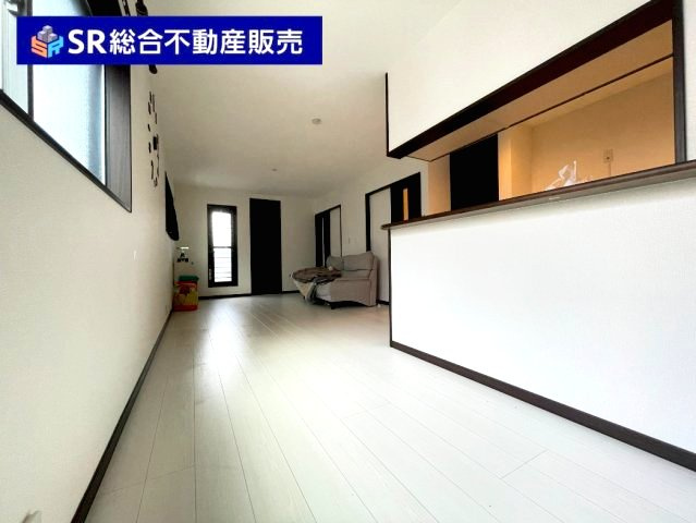 布市町3丁目中古戸建の居間・リビング|ご家族でゆったりくつろげる空間です！