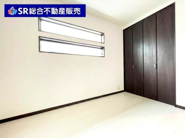 布市町3丁目中古戸建の洋室|収納付きの便利な洋室です！（AIで残置物削除済）