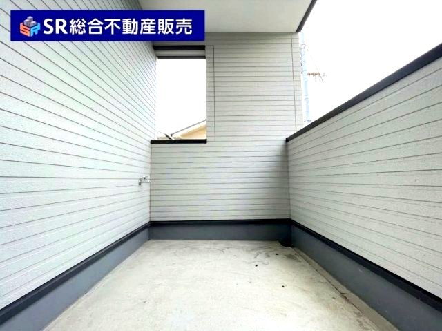 布市町3丁目中古戸建のバルコニー|3面バルコニーで使い勝手が良いです！（AIで残置物削除済）