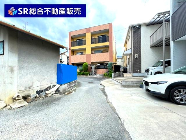 布市町3丁目中古戸建の前面道路含む現地写真|当日予約も大歓迎です！土日祝、雨の日やお子様連れのお客様の送迎も可能ですのでお気になさらずお問合せ下さい。お仕事終わりのお時間にも柔軟に対応致しますのでお気軽にお申し付け下さいませ。