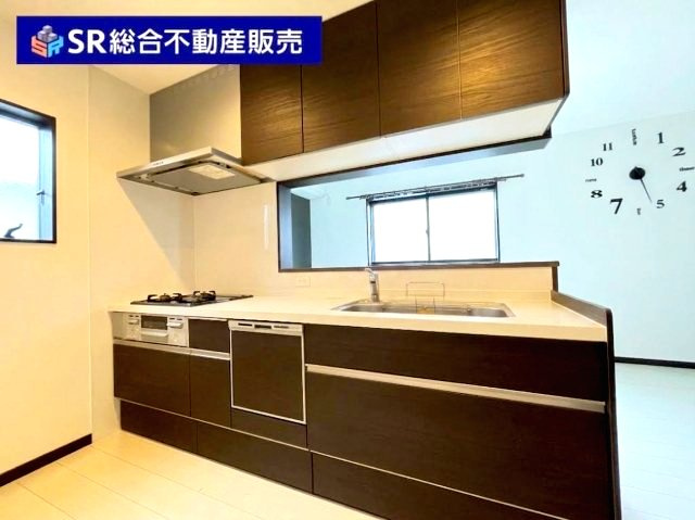 布市町3丁目中古戸建のキッチン|人気のカウンターキッチン♪ご家族の様子を見ながら快適にお料理できます！（AIで残置物削除済）